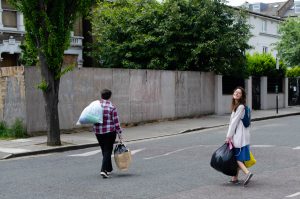 consegna abiti ai senzatetto